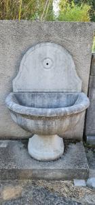 Brunnen aus Biancone-Marmor